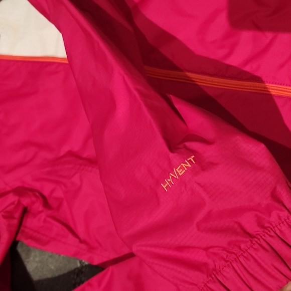 Like new North Face windbreaker - Picture 4 of 4